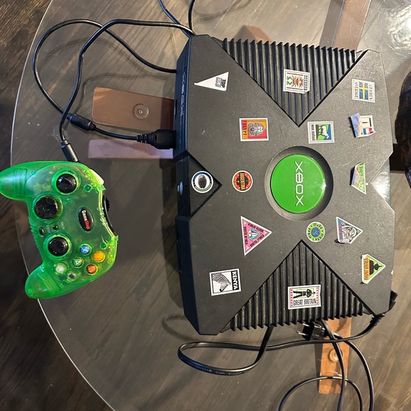 Console with Green Controller - Picture 3 of 4